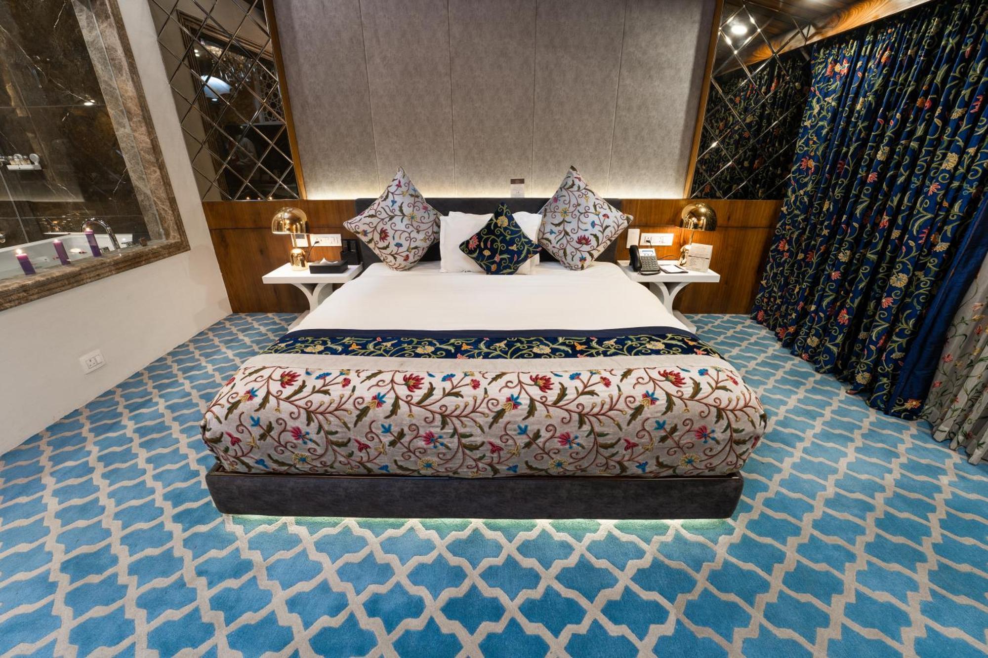 Hotel Snowland, Srinagar Экстерьер фото